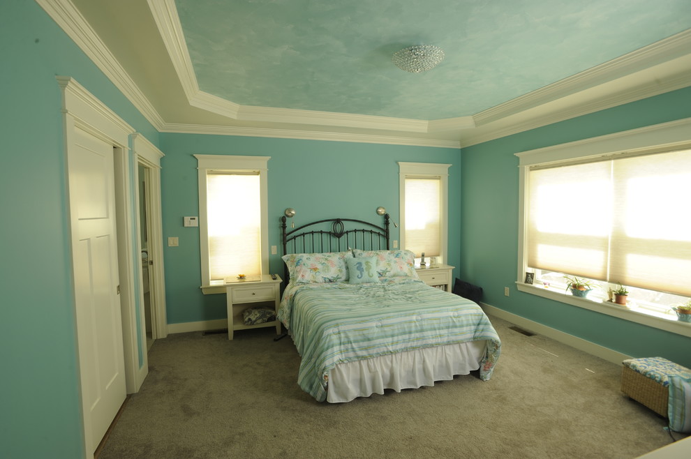 Idee per una camera degli ospiti stile marino con pareti blu e moquette