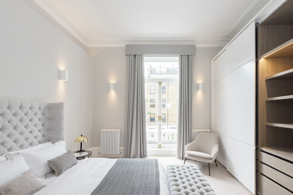 Foto de dormitorio clásico con paredes grises y moqueta