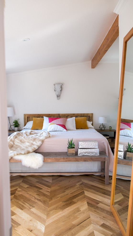 Imagen de dormitorio principal ecléctico de tamaño medio con paredes blancas y suelo de madera en tonos medios