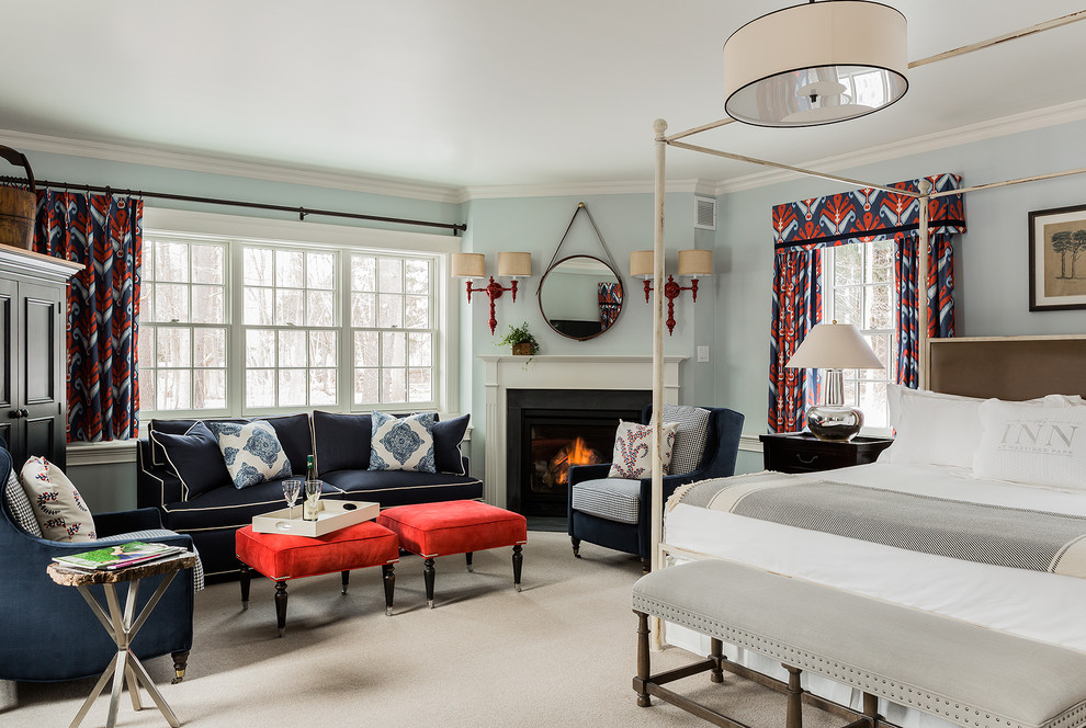 Mittelgroßes Modernes Hauptschlafzimmer mit blauer Wandfarbe, Teppichboden, Eckkamin, Kaminumrandung aus Holz und beigem Boden in Boston