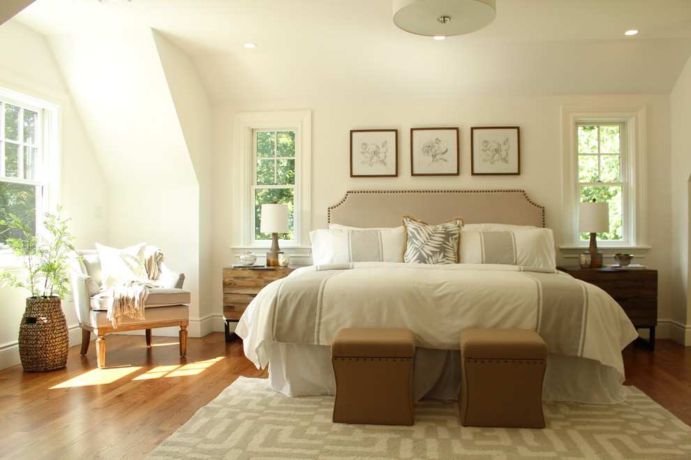 ボストンにある中くらいなトランジショナルスタイルのおしゃれな客用寝室 (白い壁、無垢フローリング、暖炉なし、茶色い床、グレーとブラウン) のレイアウト