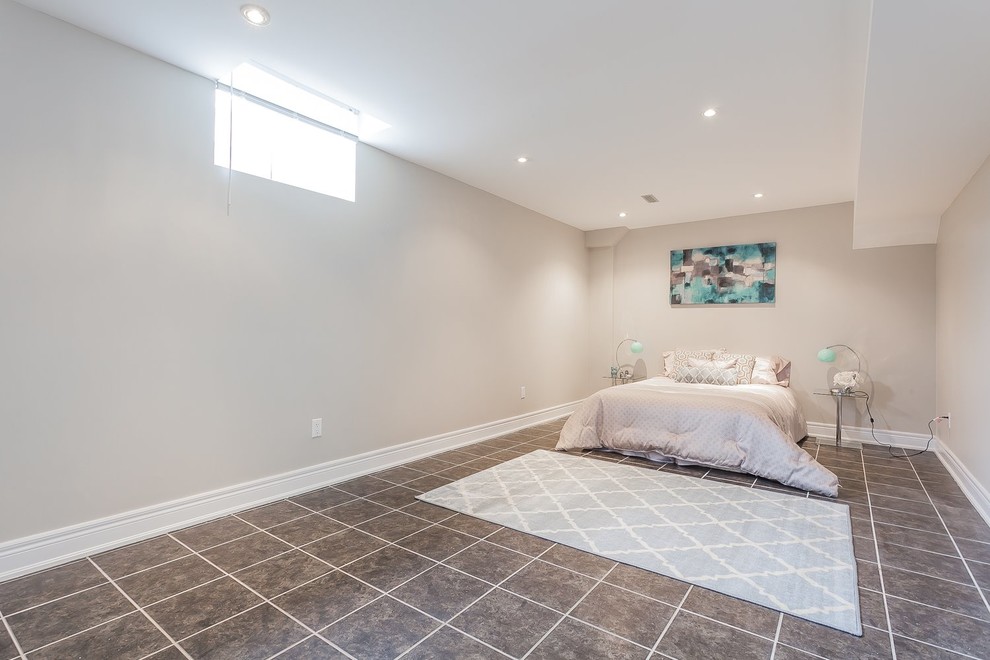 Großes Modernes Gästezimmer ohne Kamin mit beiger Wandfarbe und Keramikboden in Toronto