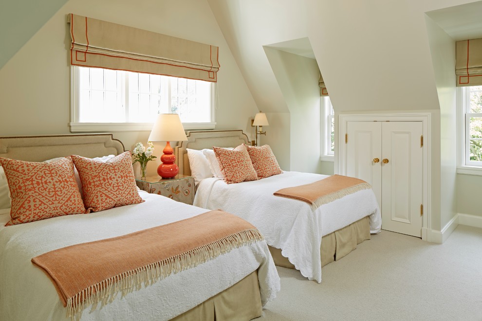 Пример оригинального дизайна: гостевая спальня (комната для гостей) в классическом стиле с бежевыми стенами и ковровым покрытием