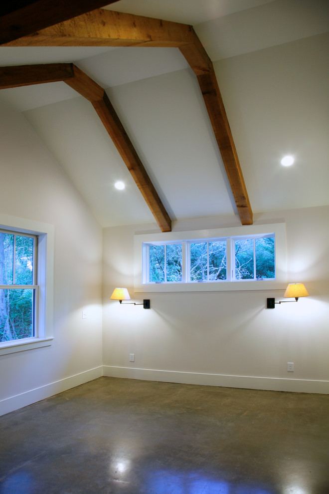 アトランタにある小さなコンテンポラリースタイルのおしゃれな主寝室 (白い壁、コンクリートの床)