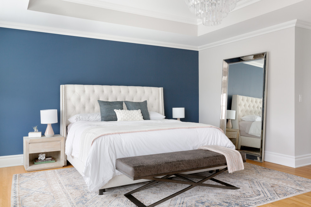 Exempel på ett klassiskt sovrum, med blå väggar, mellanmörkt trägolv och brunt golv