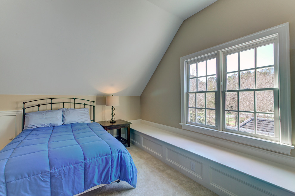На фото: спальня среднего размера на антресоли в стиле неоклассика (современная классика) с бежевыми стенами и ковровым покрытием без камина с