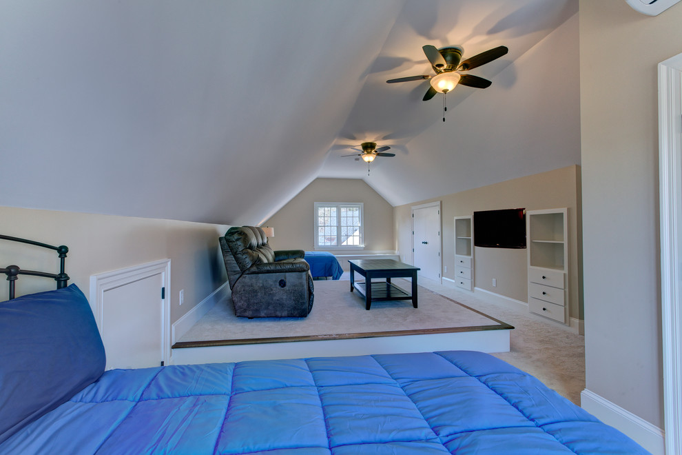 На фото: спальня среднего размера на антресоли в стиле неоклассика (современная классика) с бежевыми стенами и ковровым покрытием без камина