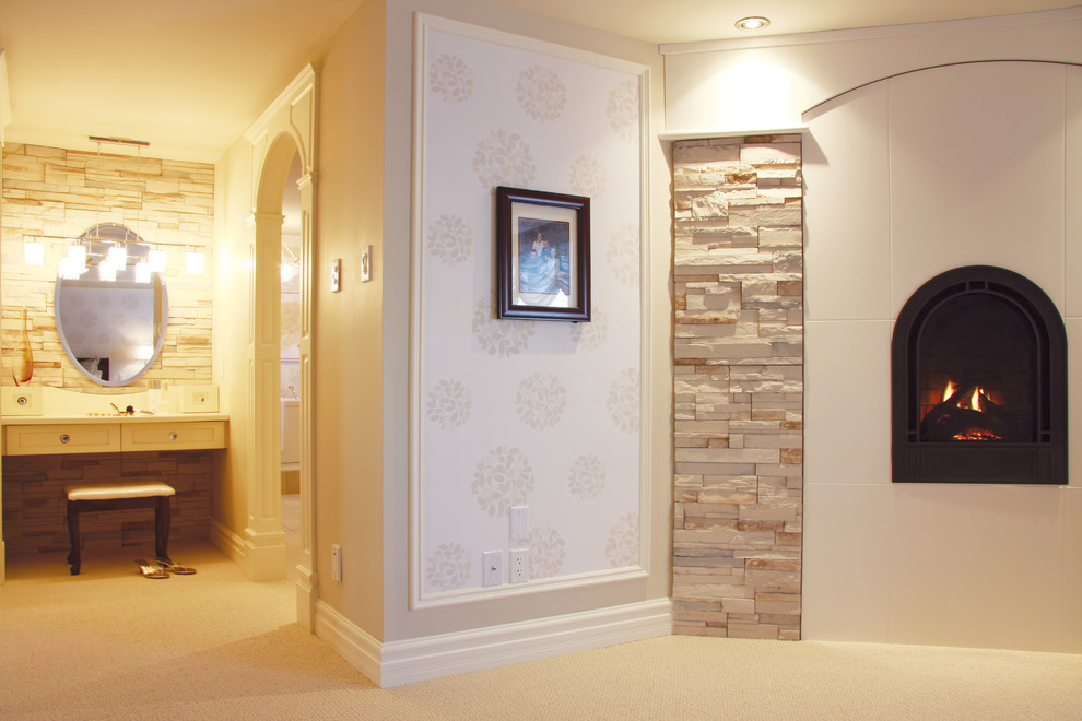 他の地域にある広いトラディショナルスタイルのおしゃれな主寝室 (白い壁、カーペット敷き、標準型暖炉、タイルの暖炉まわり、ベージュの床、壁紙)