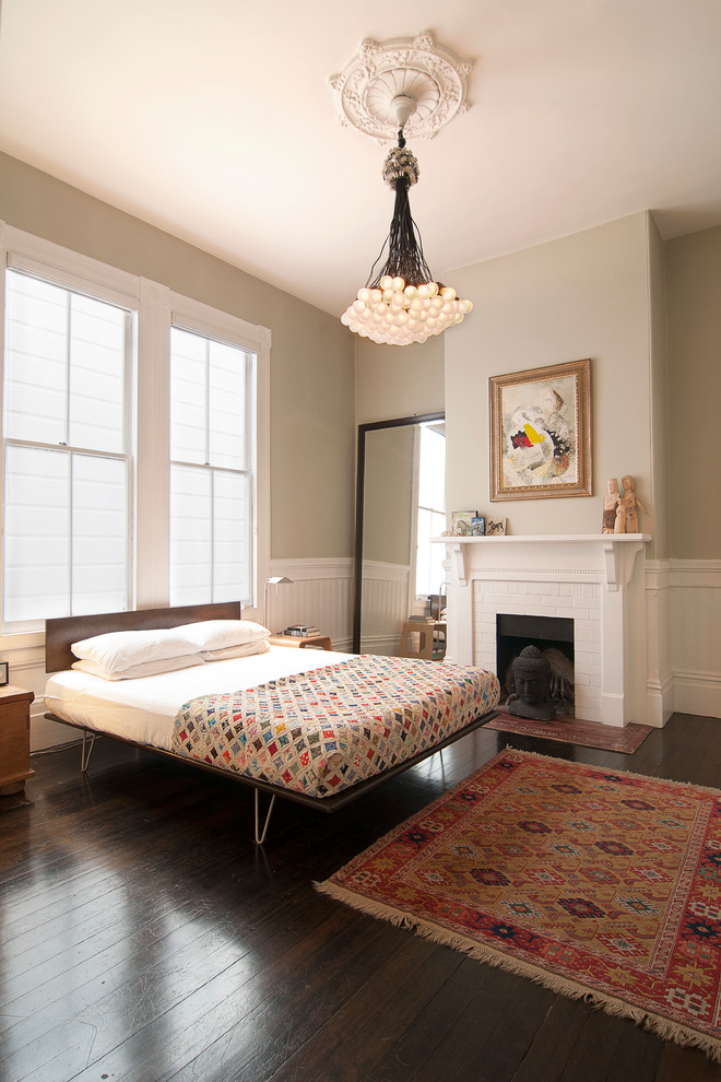 Стильный дизайн: спальня в викторианском стиле с серыми стенами - последний тренд