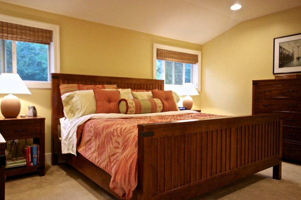 Cette image montre une chambre craftsman de taille moyenne avec un mur beige et aucune cheminée.