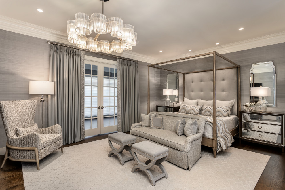 Klassisches Schlafzimmer ohne Kamin mit grauer Wandfarbe, braunem Holzboden, braunem Boden und Tapetenwänden in Sonstige