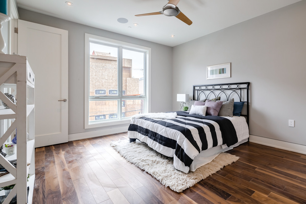 Mittelgroßes Modernes Gästezimmer ohne Kamin mit braunem Holzboden, grauer Wandfarbe und braunem Boden in Philadelphia