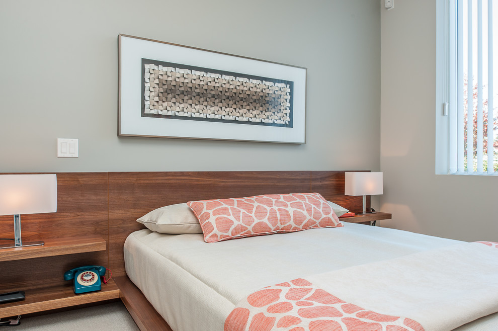 Стильный дизайн: маленькая хозяйская спальня в стиле модернизм с серыми стенами и ковровым покрытием без камина для на участке и в саду - последний тренд