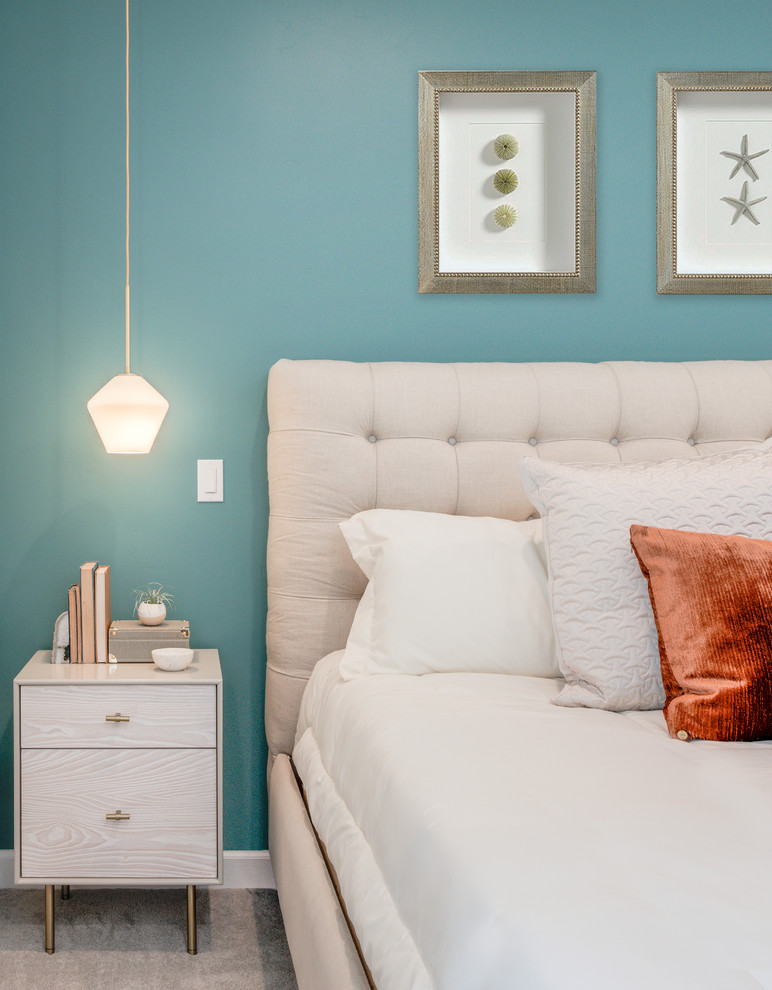 Свежая идея для дизайна: хозяйская спальня среднего размера в морском стиле с синими стенами, ковровым покрытием и бежевым полом - отличное фото интерьера