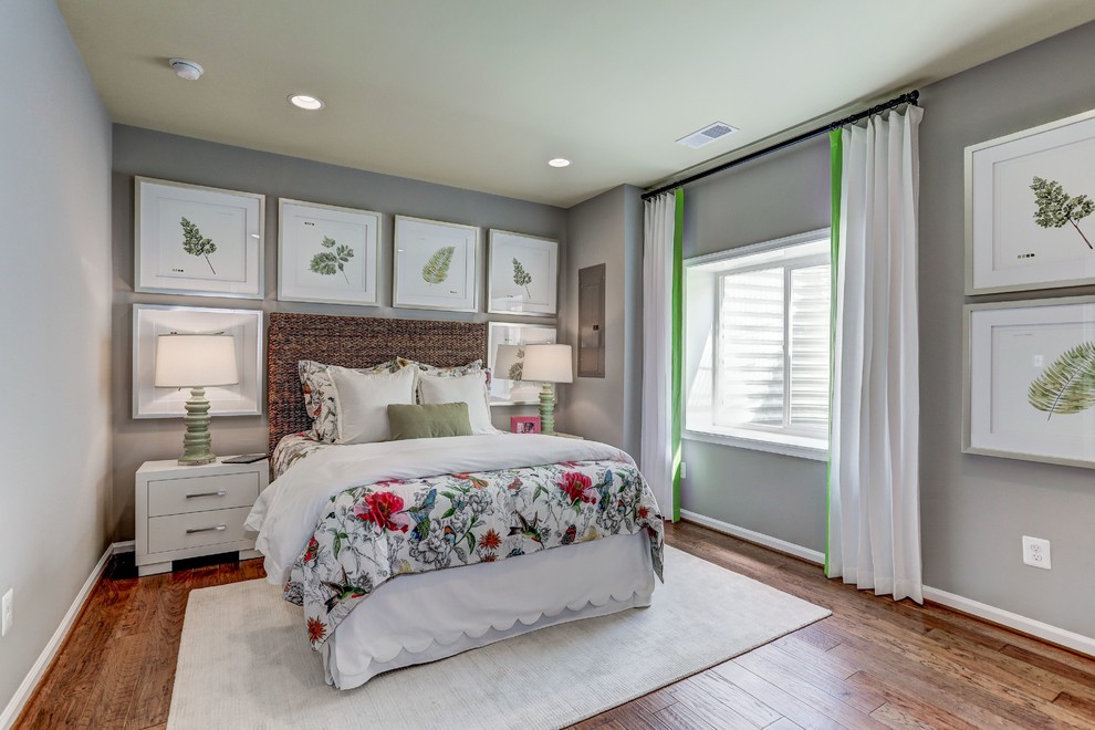 ワシントンD.C.にあるトランジショナルスタイルのおしゃれな寝室 (グレーの壁、濃色無垢フローリング、茶色い床、グレーとブラウン)