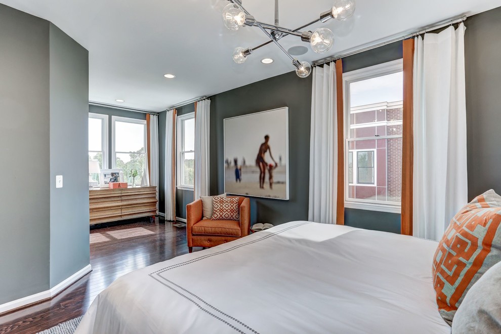 ワシントンD.C.にある中くらいなトランジショナルスタイルのおしゃれな主寝室 (グレーの壁、濃色無垢フローリング、暖炉なし、茶色い床) のレイアウト