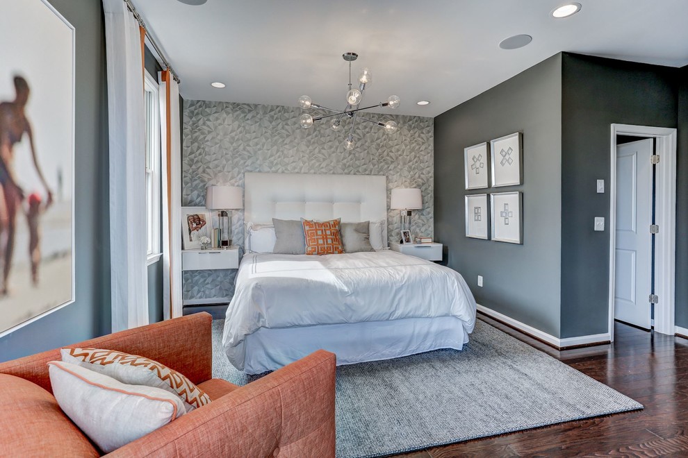 ワシントンD.C.にある中くらいなトランジショナルスタイルのおしゃれな主寝室 (グレーの壁、濃色無垢フローリング、暖炉なし、茶色い床)