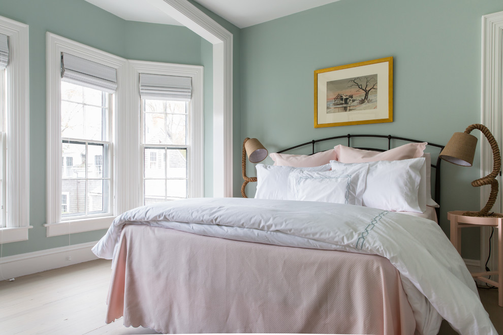 Idées déco pour une chambre d'amis classique avec un mur vert, parquet clair et un sol beige.