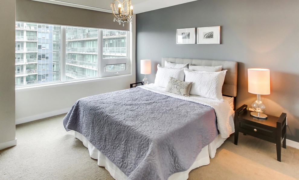 Mittelgroßes Klassisches Hauptschlafzimmer ohne Kamin mit grauer Wandfarbe, Teppichboden und beigem Boden in Toronto