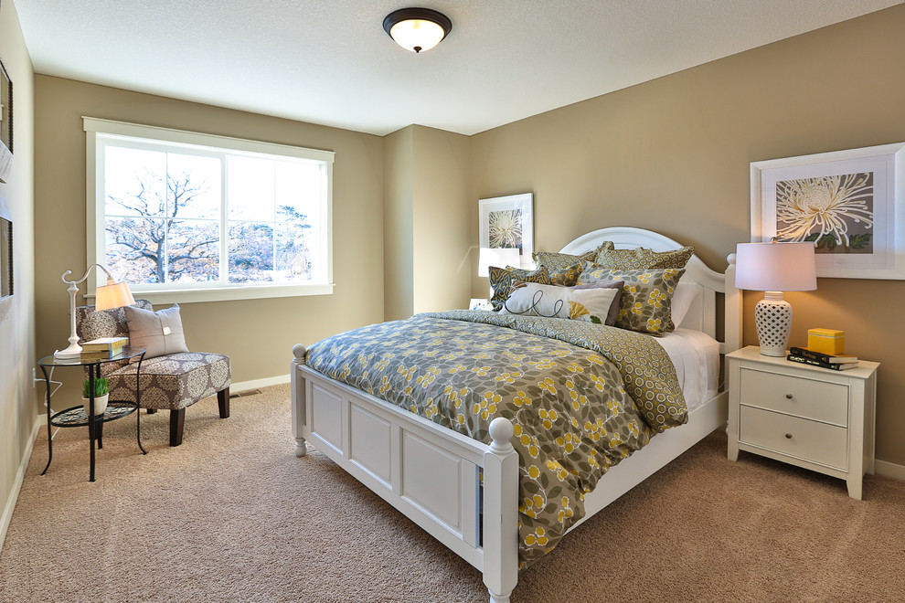 Foto de habitación de invitados clásica de tamaño medio con paredes beige y moqueta