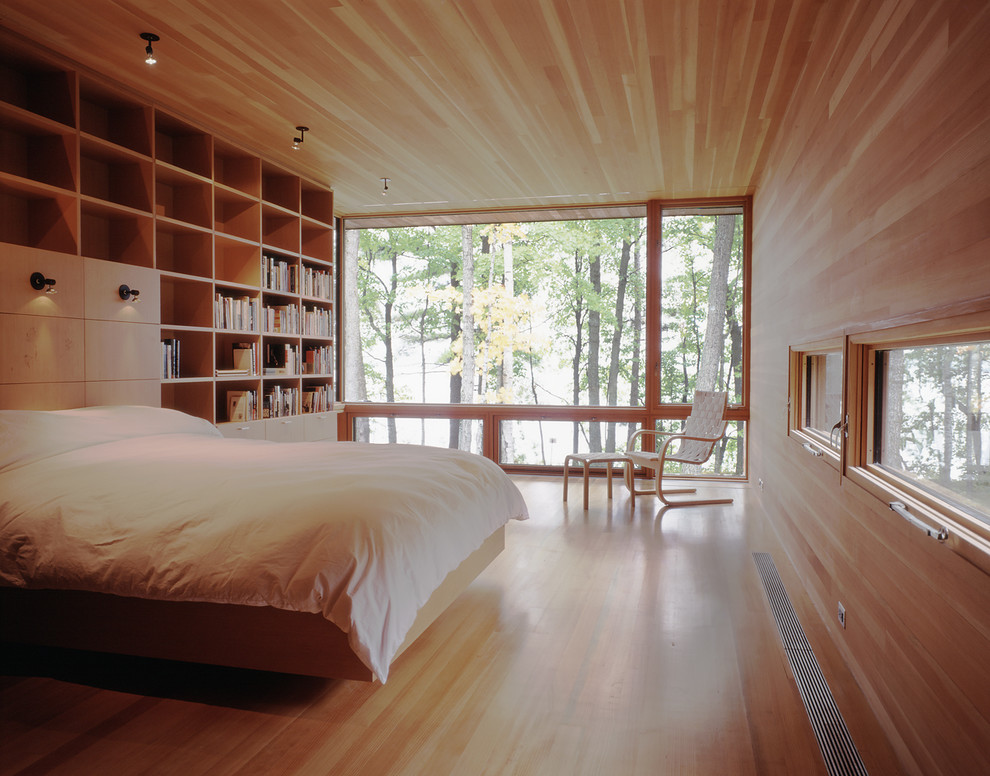 Imagen de dormitorio principal contemporáneo de tamaño medio sin chimenea con suelo de madera clara