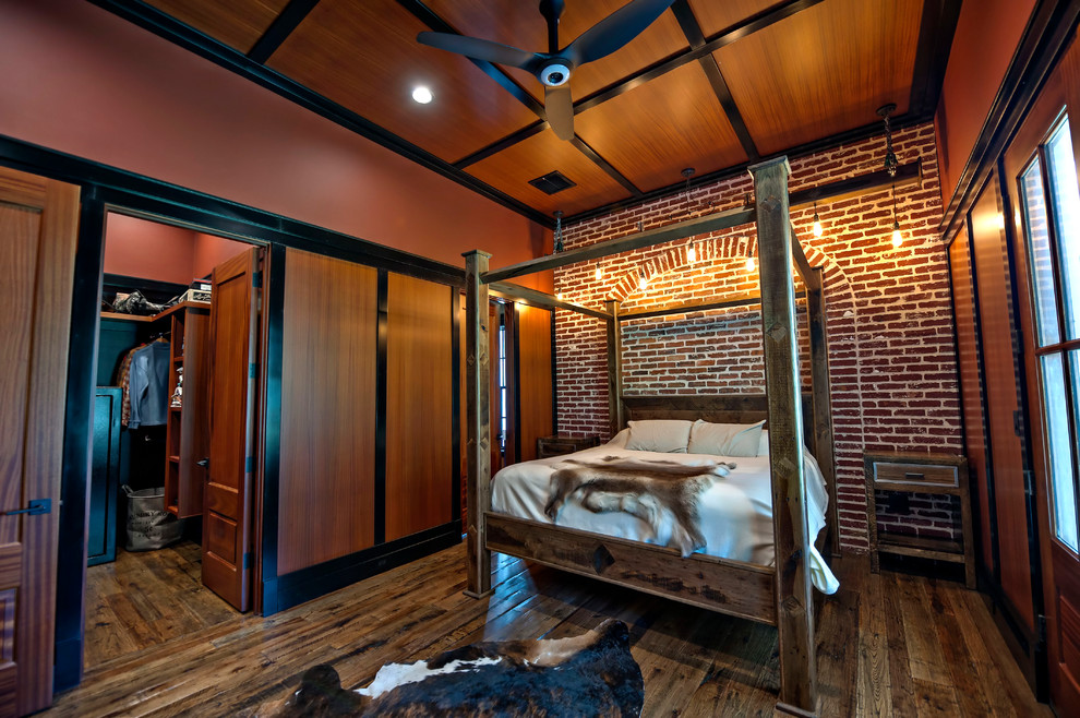 Свежая идея для дизайна: хозяйская спальня в стиле кантри с коричневыми стенами и темным паркетным полом - отличное фото интерьера