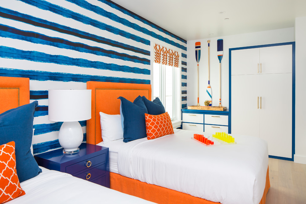 Свежая идея для дизайна: гостевая спальня (комната для гостей) в морском стиле с разноцветными стенами, светлым паркетным полом и бежевым полом - отличное фото интерьера