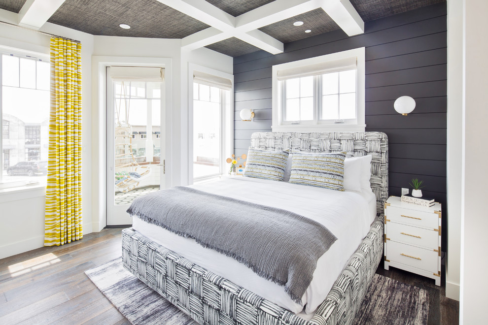 Mittelgroßes Maritimes Hauptschlafzimmer mit braunem Holzboden, braunem Boden und schwarzer Wandfarbe in Orange County
