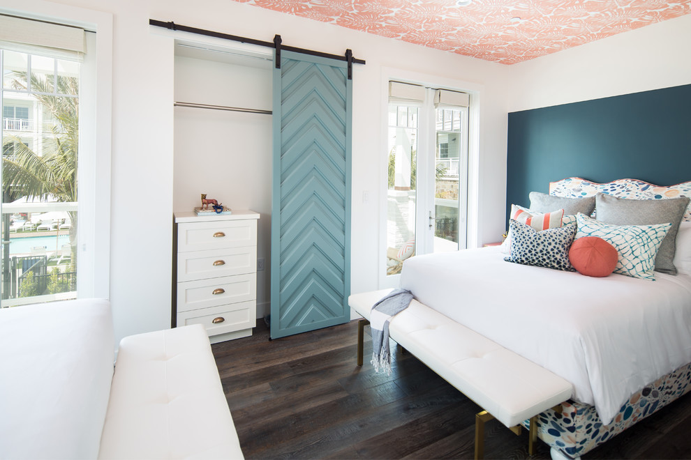 オレンジカウンティにある中くらいなビーチスタイルのおしゃれな客用寝室 (白い壁、無垢フローリング、茶色い床) のインテリア