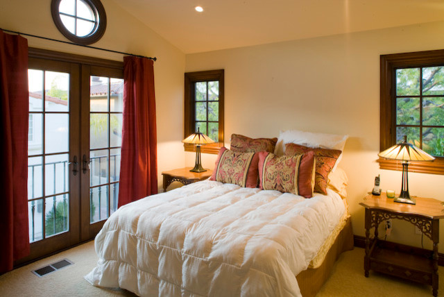 Foto de dormitorio principal mediterráneo de tamaño medio con paredes beige, moqueta y suelo beige
