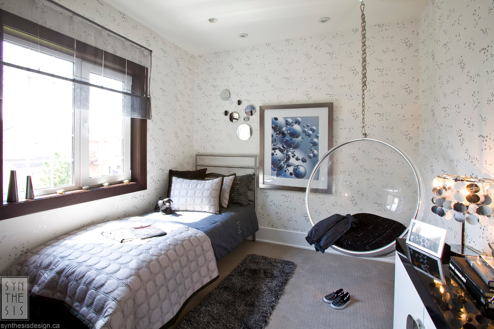 На фото: гостевая спальня среднего размера, (комната для гостей) в современном стиле с разноцветными стенами, ковровым покрытием и серым полом с