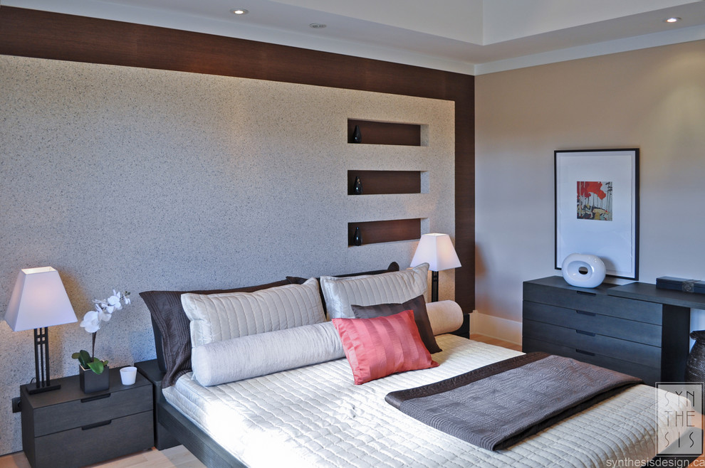 На фото: хозяйская спальня среднего размера в современном стиле с бежевыми стенами и светлым паркетным полом с