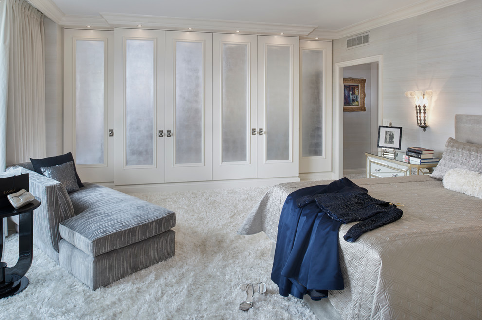 Großes Modernes Hauptschlafzimmer ohne Kamin mit grauer Wandfarbe und Teppichboden in Chicago