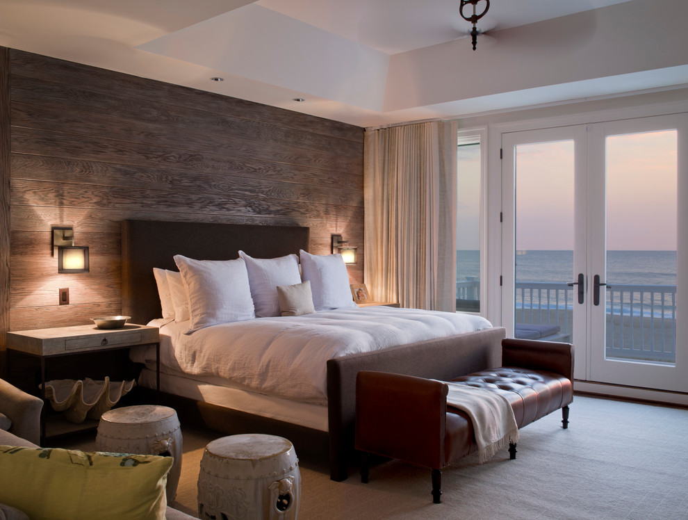 ボルチモアにある中くらいなビーチスタイルのおしゃれな主寝室 (茶色い壁) のレイアウト