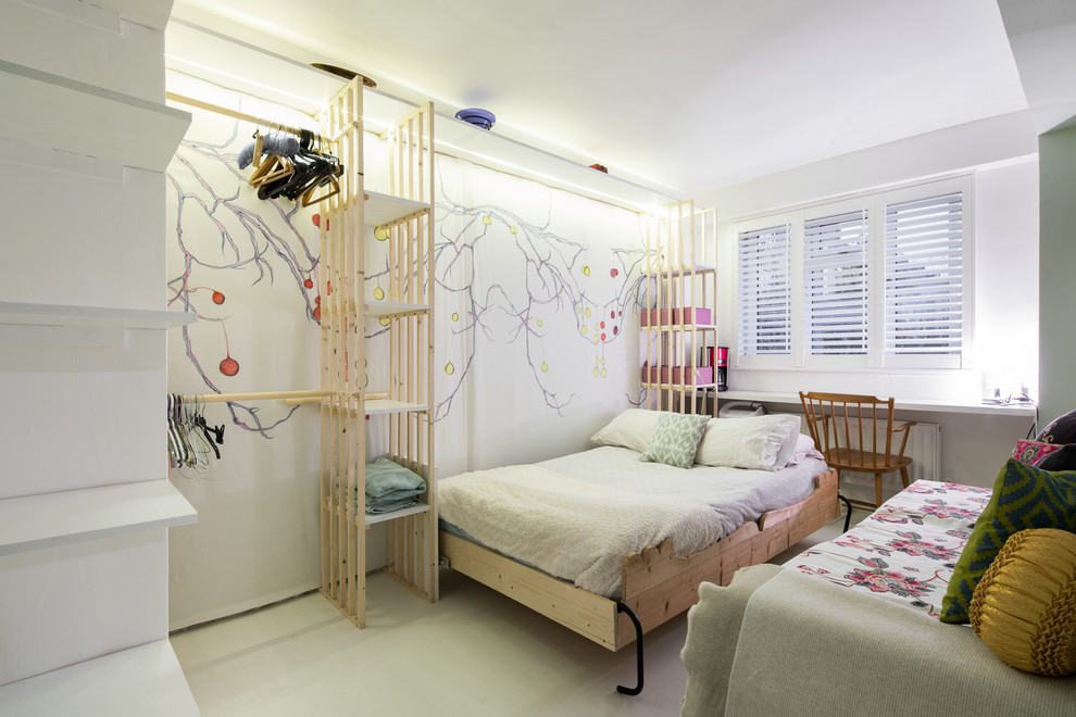 Diseño de habitación de invitados moderna pequeña con paredes blancas, suelo de madera pintada y suelo blanco