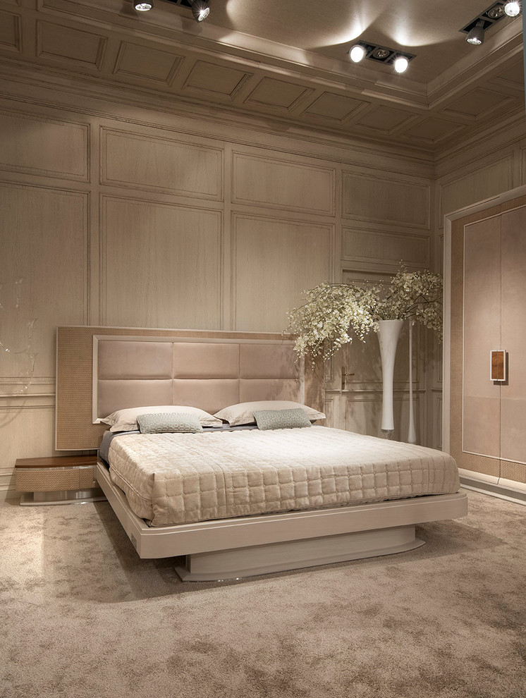 Modelo de dormitorio principal tradicional renovado grande con paredes marrones, moqueta y suelo beige