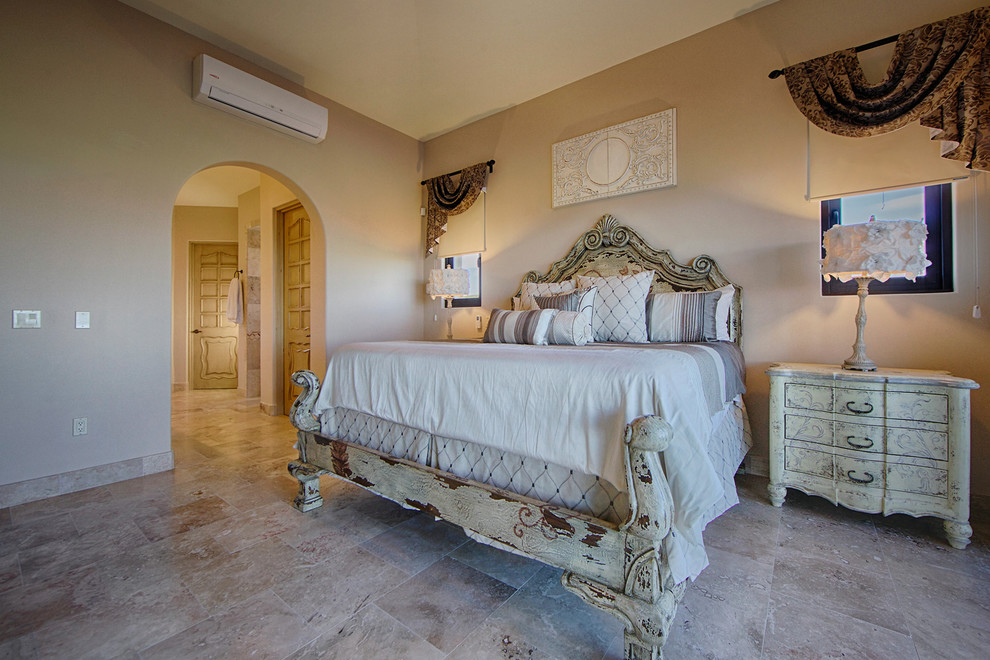 Foto de dormitorio principal rural de tamaño medio sin chimenea con paredes beige y suelo de baldosas de porcelana