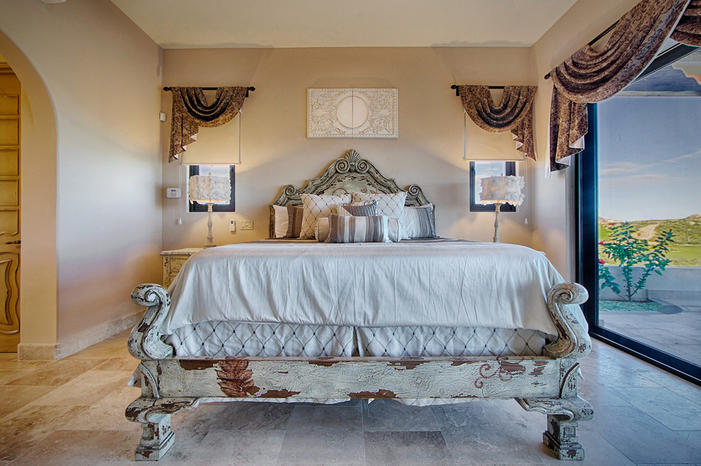Пример оригинального дизайна: хозяйская спальня среднего размера в стиле рустика с бежевыми стенами и полом из керамогранита без камина