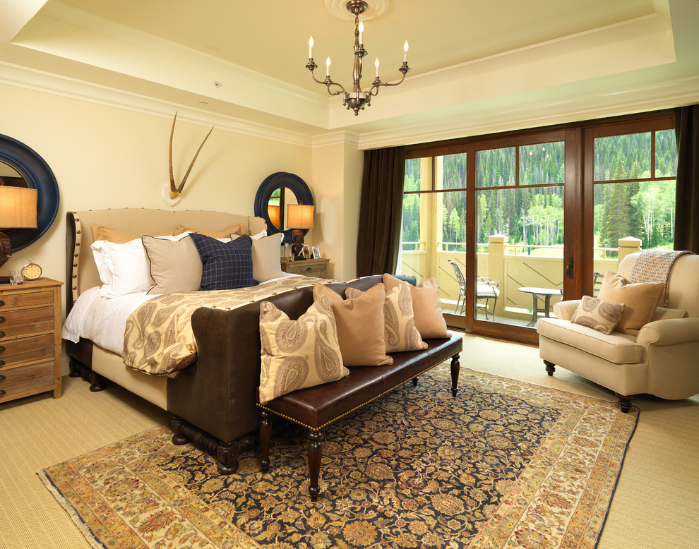 Mittelgroßes Klassisches Hauptschlafzimmer ohne Kamin mit gelber Wandfarbe und Teppichboden in Orange County