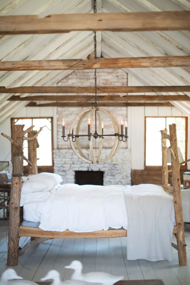 Foto de dormitorio tipo loft romántico grande sin chimenea con paredes blancas y suelo de madera clara