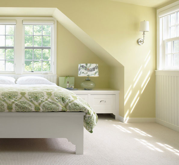 Стильный дизайн: хозяйская спальня среднего размера в стиле неоклассика (современная классика) с зелеными стенами, ковровым покрытием и белым полом - последний тренд