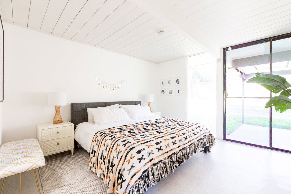 Источник вдохновения для домашнего уюта: хозяйская спальня среднего размера в стиле фьюжн с белыми стенами и белым полом