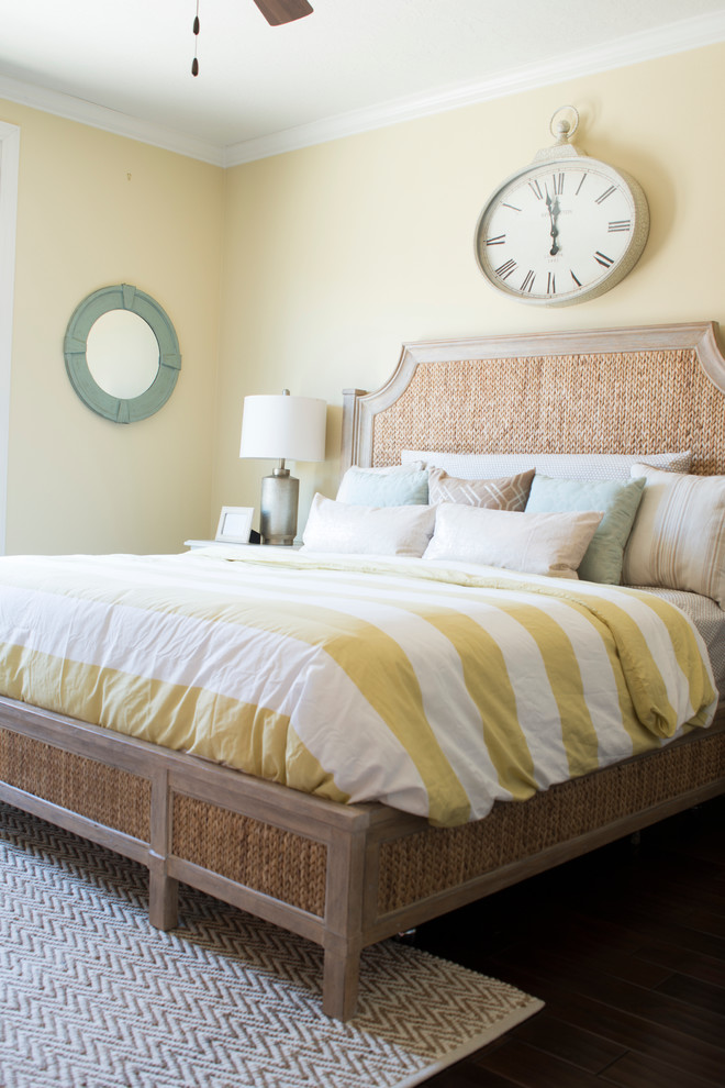 Imagen de dormitorio principal tradicional renovado de tamaño medio con paredes amarillas y suelo de madera oscura