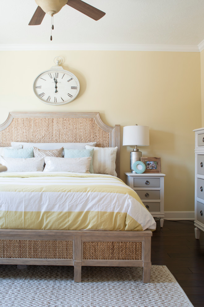 ソルトレイクシティにある中くらいなトロピカルスタイルのおしゃれな主寝室 (黄色い壁、濃色無垢フローリング)