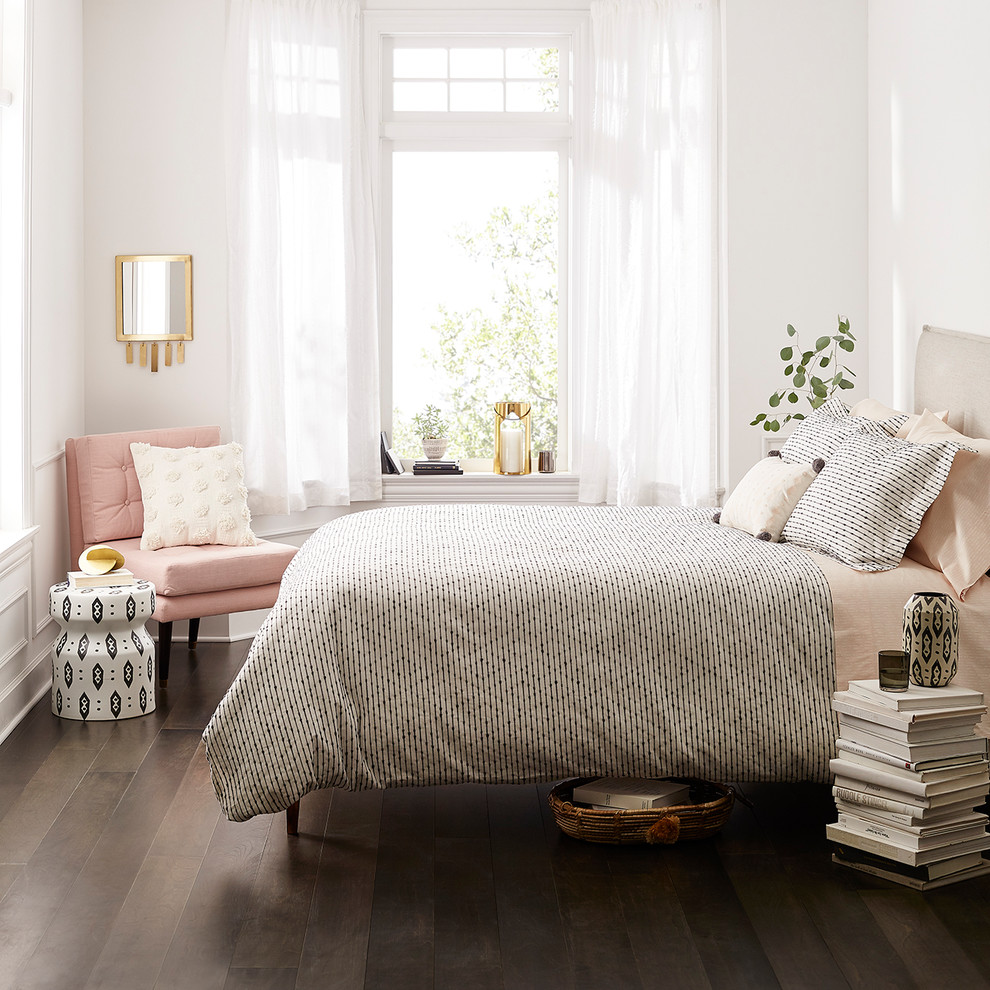 Immagine di una camera matrimoniale minimalista di medie dimensioni con pareti bianche, parquet scuro e pavimento marrone