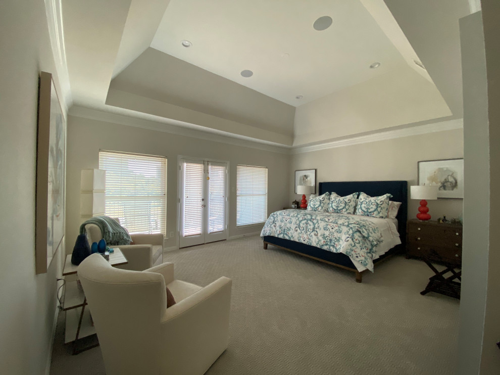 Großes Modernes Hauptschlafzimmer ohne Kamin mit grauer Wandfarbe, Teppichboden und grauem Boden in Dallas