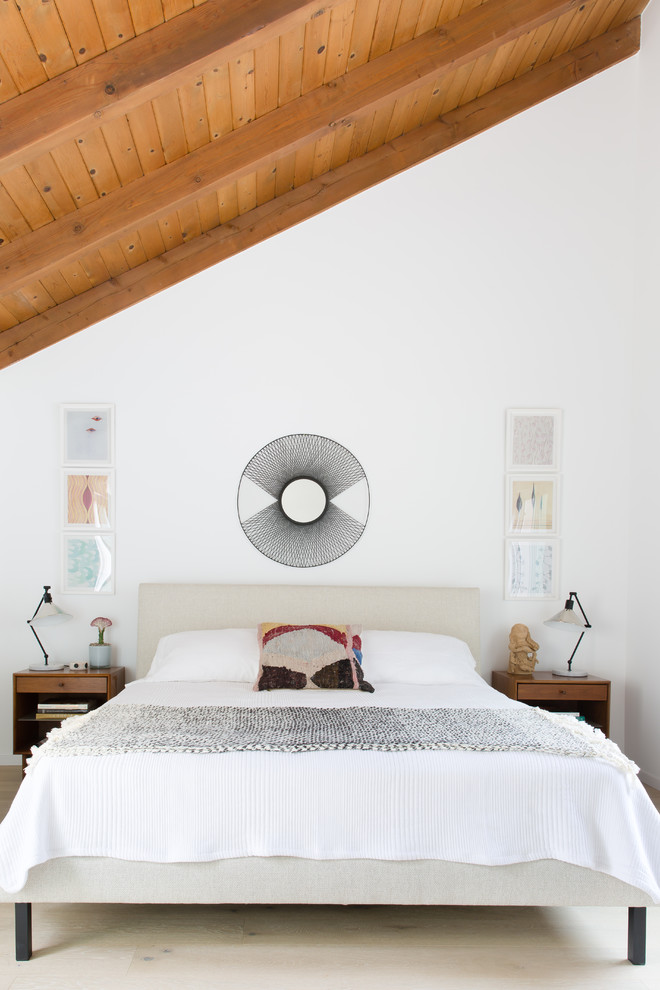 Diseño de dormitorio principal nórdico de tamaño medio con paredes blancas, suelo de madera clara, suelo blanco y techo inclinado
