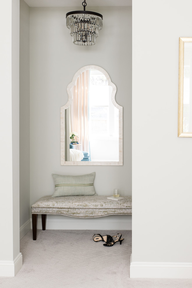 На фото: хозяйская спальня среднего размера в стиле неоклассика (современная классика) с серыми стенами, ковровым покрытием и бежевым полом с