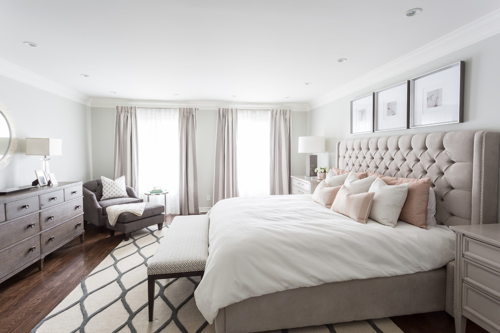 Свежая идея для дизайна: хозяйская спальня в стиле неоклассика (современная классика) с серыми стенами, темным паркетным полом и коричневым полом - отличное фото интерьера