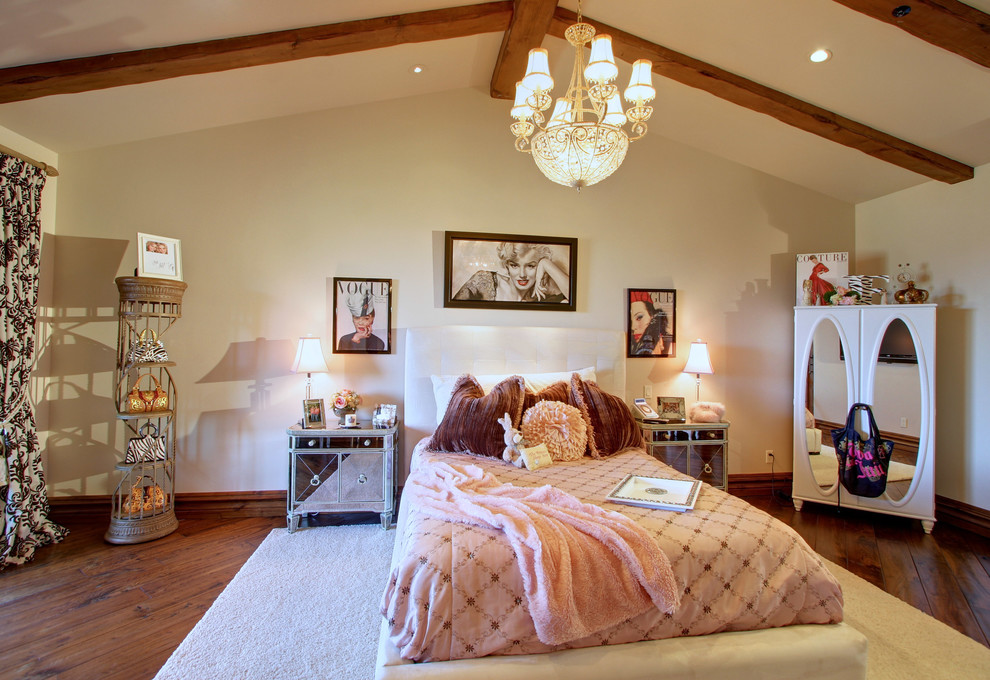 Foto de habitación de invitados tradicional extra grande con paredes beige, suelo de madera en tonos medios, todas las chimeneas y marco de chimenea de piedra